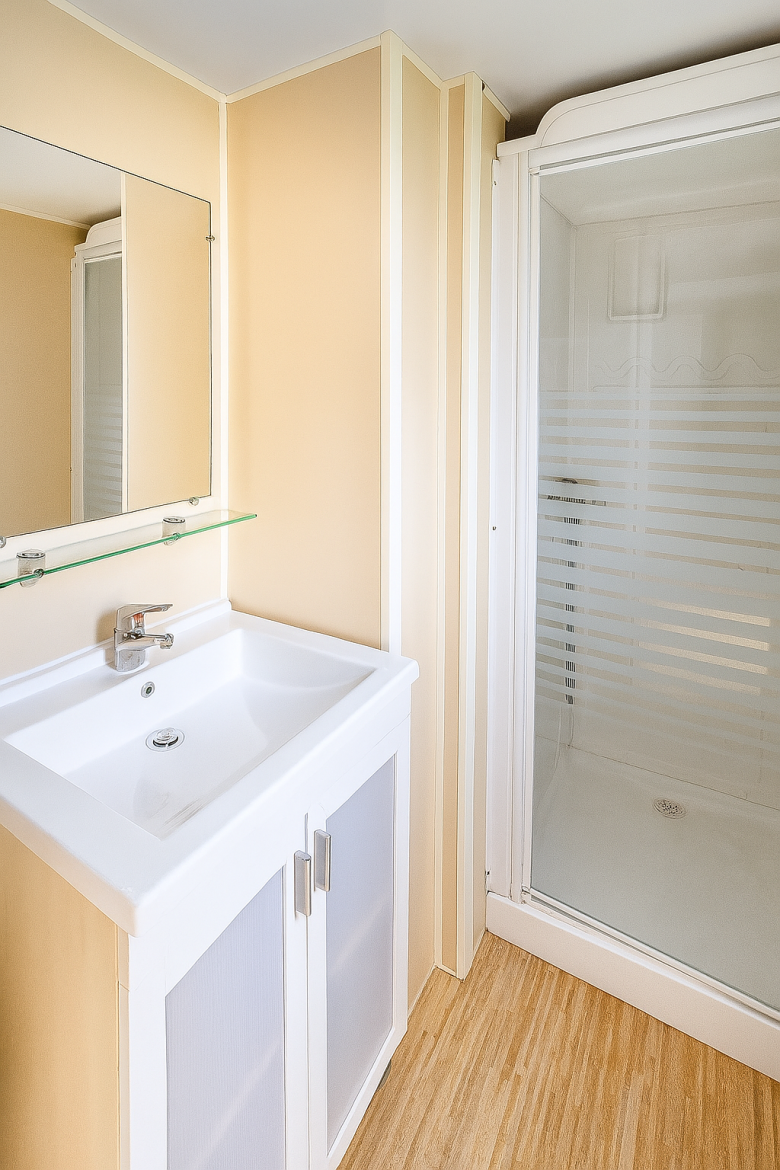 Segundo baño en bungalow doble del Camping Mola Surf Loredo para mayor comodidad