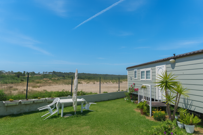 Bungalow doble con jardín privado en Camping Mola Surf Loredo frente al mar en Cantabria