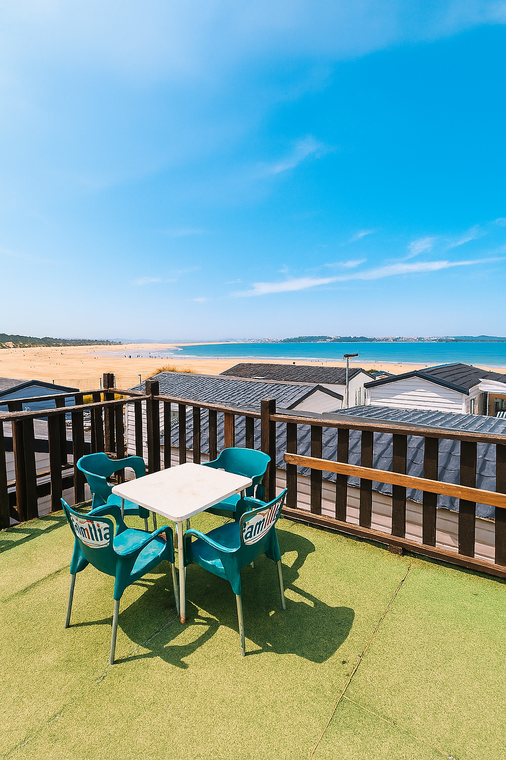 Bungalow doble con vistas al mar en Camping Mola Surf Loredo en primera línea de playa