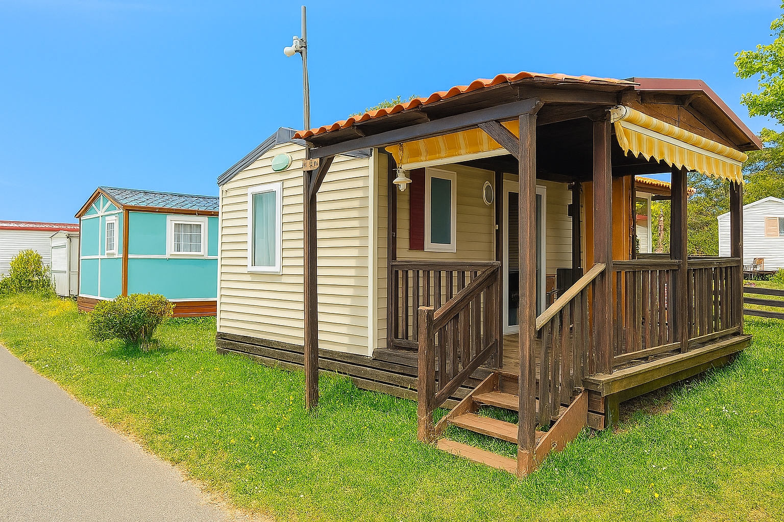 Vista exterior del Bungalow Triple en Camping Mola Surf Loredo, rodeado de naturaleza