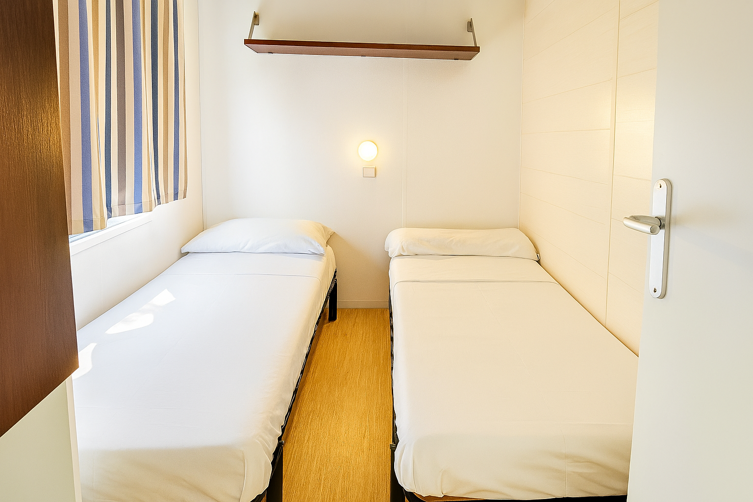Cama doble en bungalow con vistas al mar en Camping Mola Surf Loredo