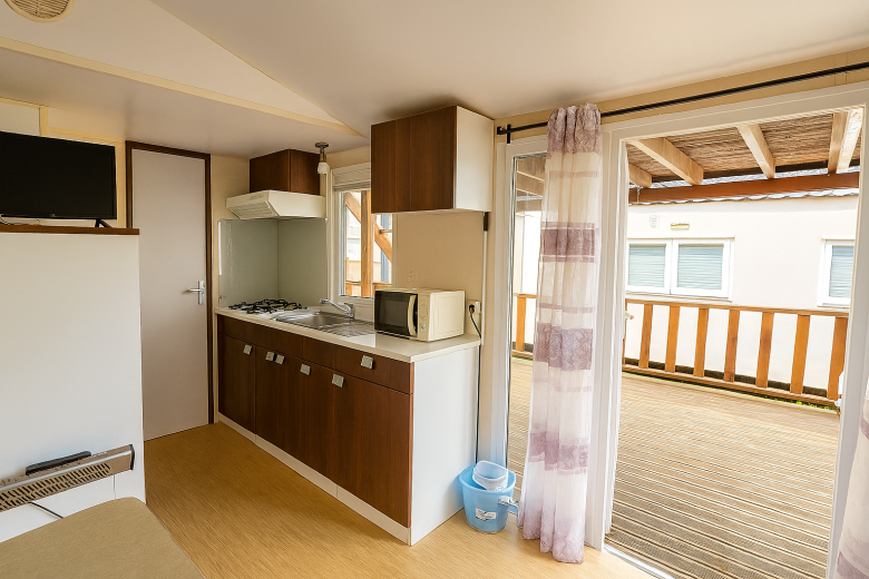 Comedor interior con vistas al mar en bungalow del Camping Mola Surf Loredo