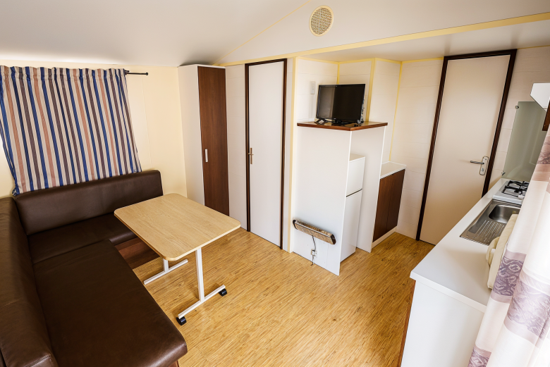 Cocina equipada con vistas en bungalow doble de Camping Mola Surf Loredo