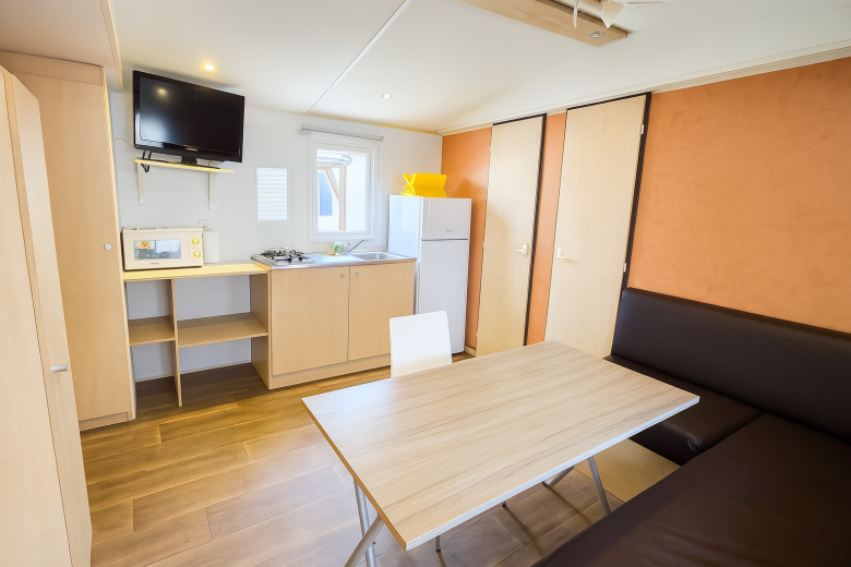 Camas dobles en el interior del Bungalow Triple en Camping Mola Surf Loredo