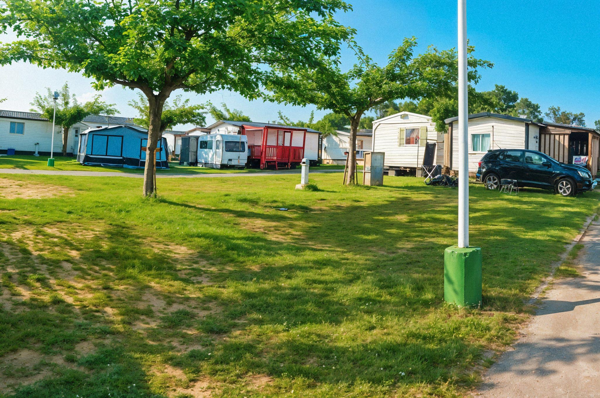 Parcelas con sombra y vegetación en Camping Mola Loredo