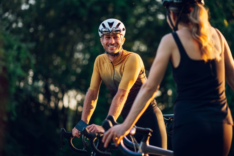Pareja de ciclistas descansando durante una ruta en bici cerca de Camping Mola Surf Loredo, Cantabria.