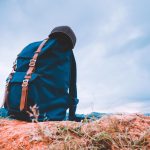 Mochila preparada para una ruta de senderismo en un entorno natural