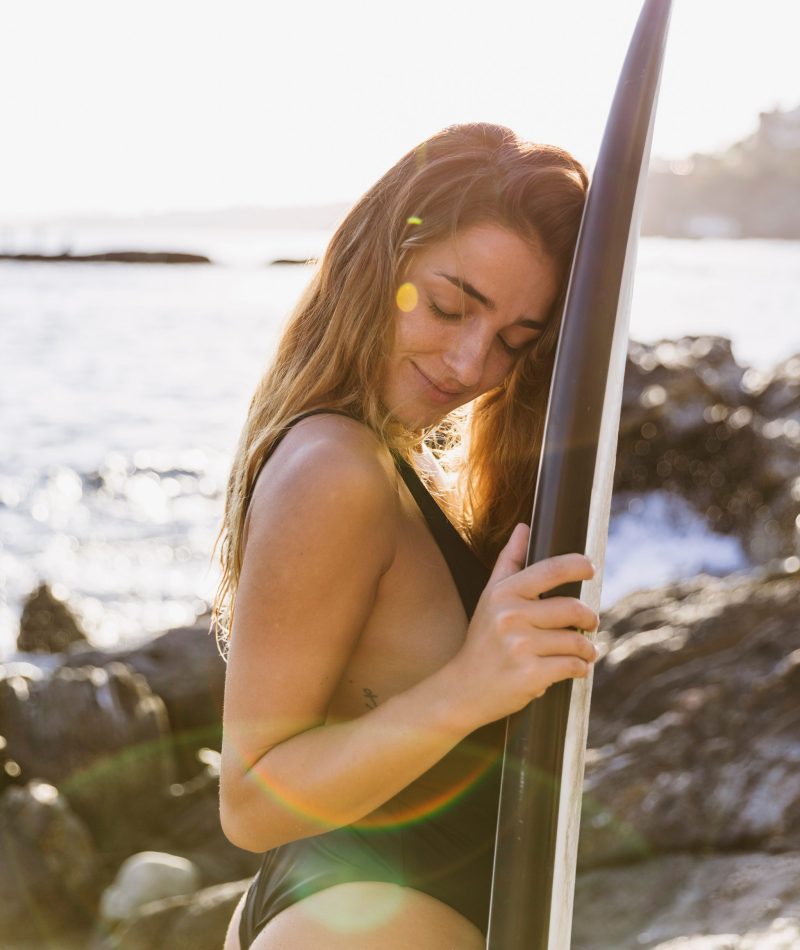 mujer-alquila-tabla-mola-surf-2